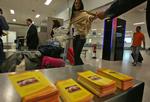 Rejsende har i de græske lufthavne fået udleveret foldere om svineinfluenza. Nu går myndighederne et skridt videre og vil vaccinere hele befolkningen. (Arkivfoto) 