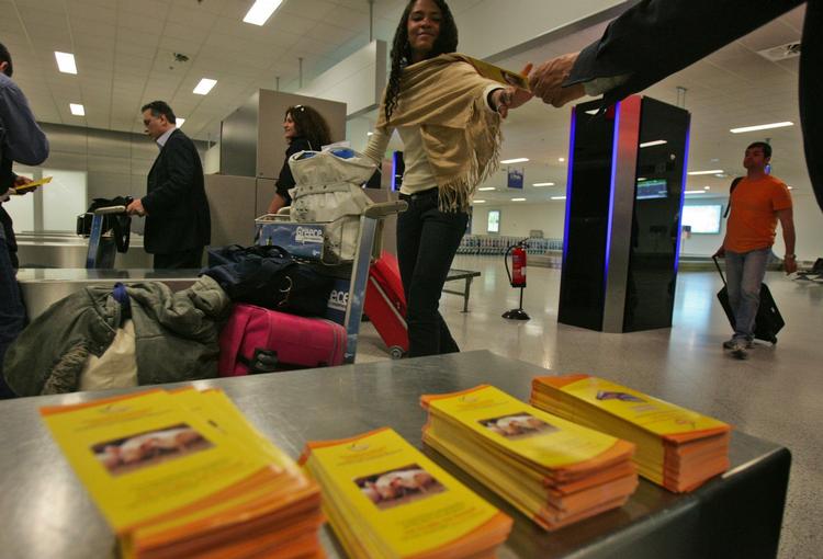 Rejsende har i de græske lufthavne fået udleveret foldere om svineinfluenza. Nu går myndighederne et skridt videre og vil vaccinere hele befolkningen. (Arkivfoto) 