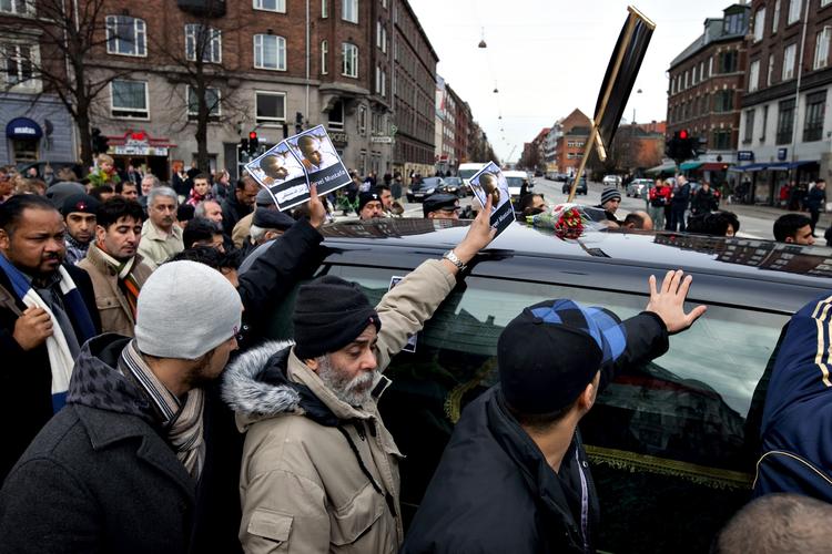 Over tusind mennesker var på gaden i februar ved et stort begravelsestog for den 25-årige Mustafa Shakir Hsownay. I morgen venter et nyt stort optog. 