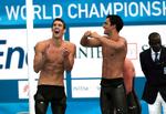 Med en hundrededel sekunds marginal satte USA verdensrekord i 4x200 meter fri, hvor Michael Phelps (tv.) og Ricky Berens svømmede de to første ture. 