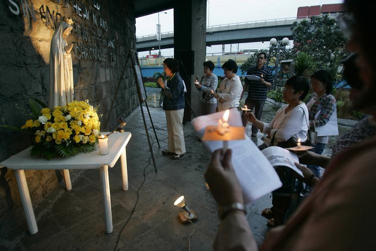 Corazon Aquino mindes af sine tilhængere. 