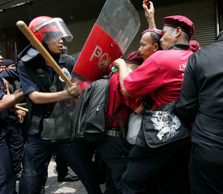 Politiet i Malaysia i kamp med demonstranter, der protesterer mod en ny lov, der gør det muligt at fængsle folk uden rettergang. 