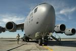 Et amerikansk C-17 fly på den base i Kirgistan, som USA har fået lov til at beholde. 