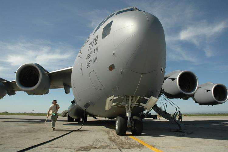 Et amerikansk C-17 fly på den base i Kirgistan, som USA har fået lov til at beholde. 