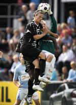 Esbjergs Jesper Lange kommer for sent, og Sønderjyskes målmand David Ousted sikrer sig bolden. 