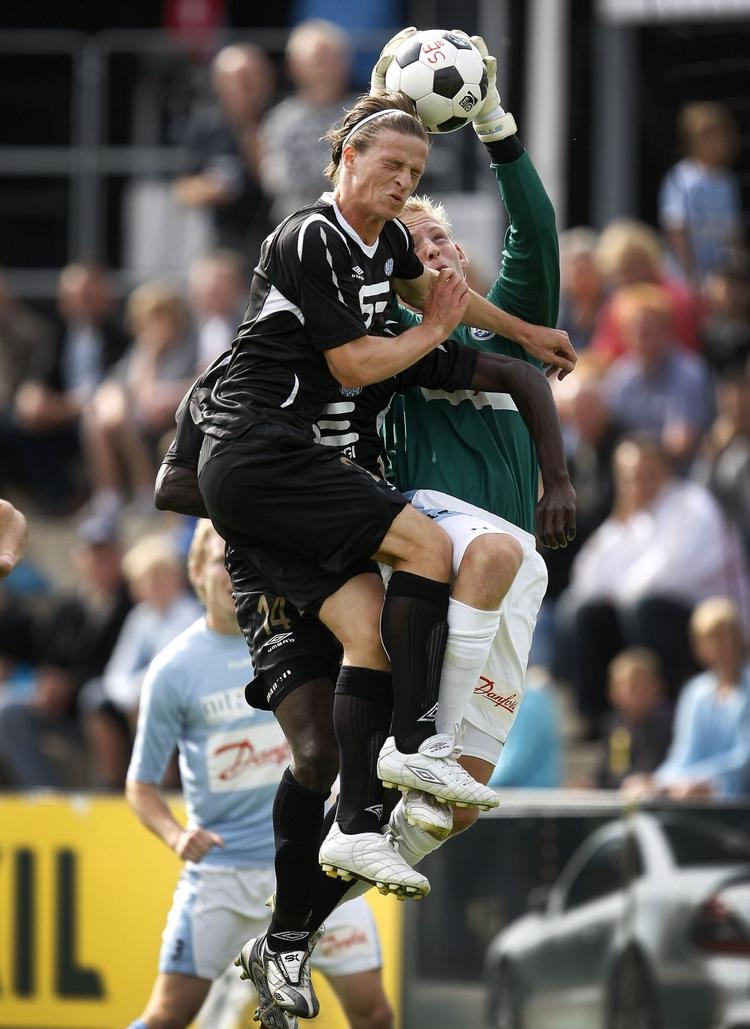 Esbjergs Jesper Lange kommer for sent, og Sønderjyskes målmand David Ousted sikrer sig bolden. 