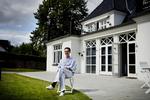 Peter Bjerring er cheflæge på Privathospitalet Mølholm. Her er moderne interiør med designerstole ogg ellipseborde. Hans kunder får lækker mad, kan se fjernsyn og  surge trådløst på internettet. 