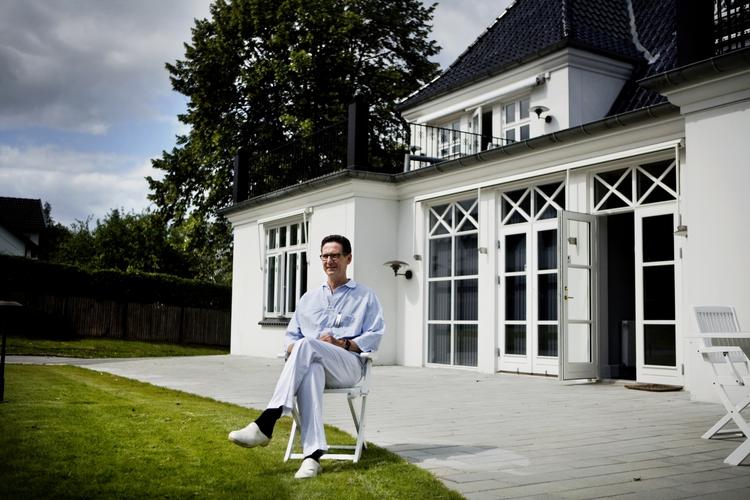 Peter Bjerring er cheflæge på Privathospitalet Mølholm. Her er moderne interiør med designerstole ogg ellipseborde. Hans kunder får lækker mad, kan se fjernsyn og  surge trådløst på internettet. 