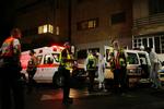 Israelsk politi og redningsarbejdere ved den klub i Tel Aviv, hvor en mand i aftes gik amok med et automatvåben. 