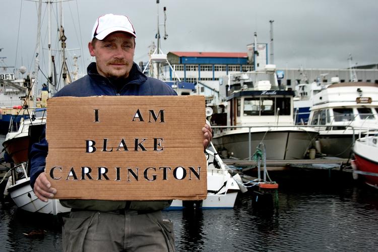 Det er den færøske tømrer Samal Clothier, der på dette foto står model for tv-holdet som Blake Carrington på havnen Vagsbotnur i Tórshavn. Han er dog endnu ikke castet til at spille rollen i 'Dollars FO'. Foto: Kenneth Jørgensen 