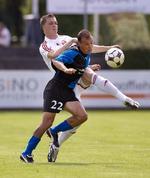Michael Jakobsen (i hvidt) og resten af AaB'erne havde en fornøjelig eftermiddag mod Fabinho (i blåt og sort) og HB Køge. 