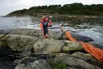 Norge begyndte allerede fredag, hvor fragtskibet 'Full City' gik på grund, at prøve at begrænse ulykkens påvirkning af miljøet. 
