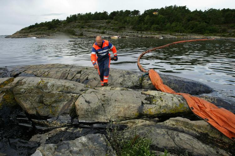 Norge begyndte allerede fredag, hvor fragtskibet 'Full City' gik på grund, at prøve at begrænse ulykkens påvirkning af miljøet. 