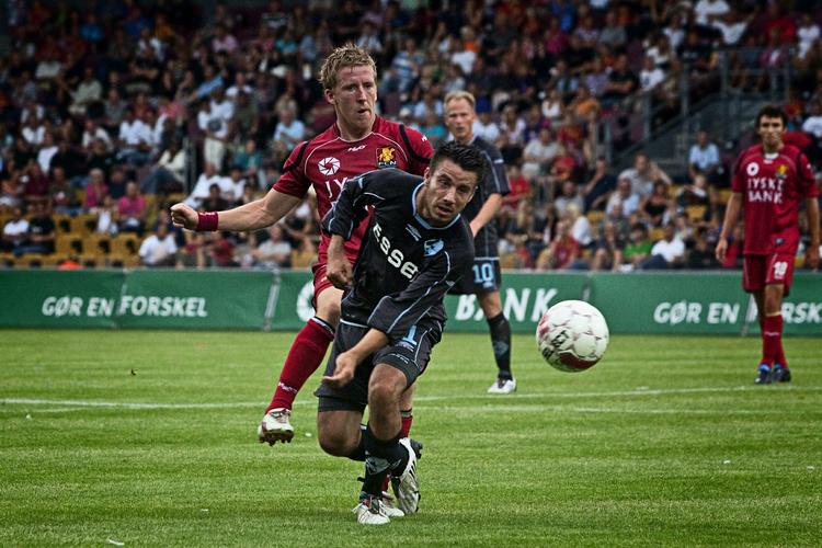 FCN's Morten Karlsen (bageste) og Mikkel Beckmann (forrest) fra Randers FC i kampe om bolden i søndagens 2-2-kamp i Farum. 