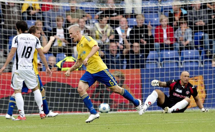 Samuel Holmén bringer Brøndby IF foran 1-0 mod FC Midtjylland. 