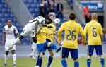 FC Midtjyllands Adigun Taofeek Salami forsøger at heade bolden forbi fire Brøndby-spillere. 
