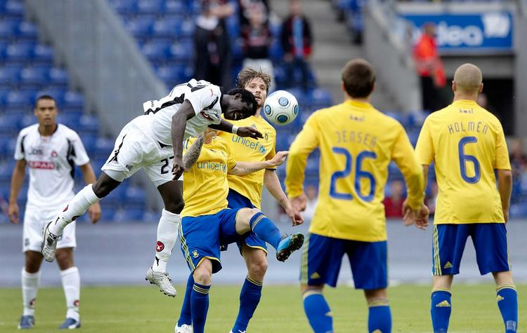 FC Midtjyllands Adigun Taofeek Salami forsøger at heade bolden forbi fire Brøndby-spillere. 
