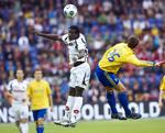 FCM's Adigun Taofeek Salami (t.v.) og Brøndbys Mike Jensen i kamp om bolden. 