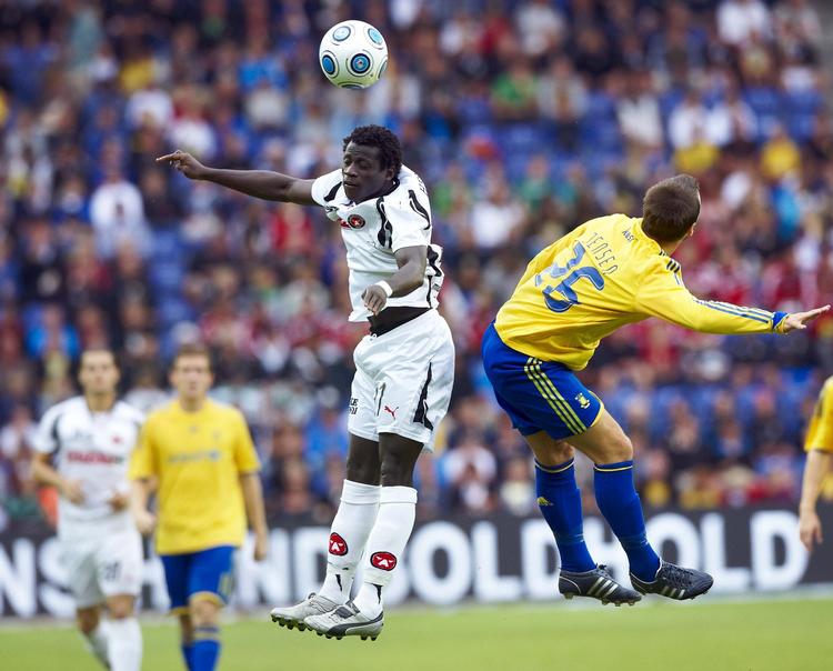 FCM's Adigun Taofeek Salami (t.v.) og Brøndbys Mike Jensen i kamp om bolden. 
