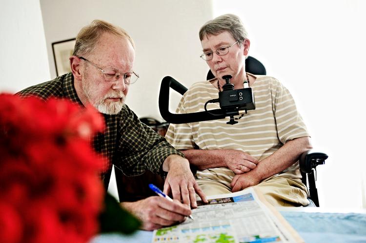 Selv om Anneke Rechendorff har fremskreden sklerose, kan hun først blive behandlet af specialister i 2012. I det daglige får hun hjælp af sin mand, Jens. Foto: Mick Anderson 