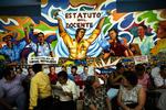 Den væltede præsident Zelayas kampfæller ved begravelsen af den lærer, der i sidste uge blev dræbt af skud, da  demonstranter stødte sammen med politiet i Honduras. Arkivfoto 