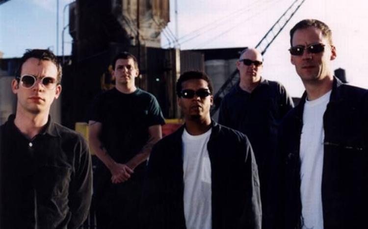 Hvis lyden af en prutpose, der går amok, er avantgarde, ja så er Tortoise måske alligevel stadig avantgarde. På sådan en lidt vildfaren 90'er-agtig måde. 