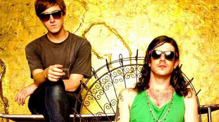 Til låns. Amazing Baby henter inspiration hos nogle af rockhistoriens allerstørste som Led Zeppelin, Pink Floyd og David Bowie. 