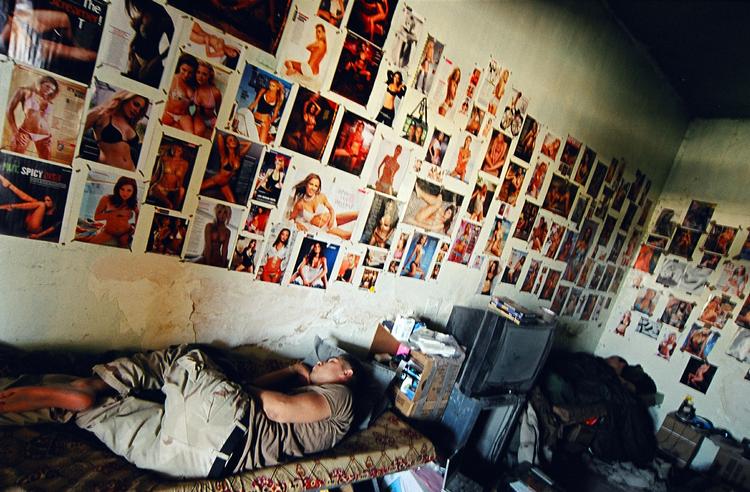 'Soldier sleeping after all nights patrol' - Soldat sover efter natpatrulje - som Edouard Gluck tog, mens han  var udstationeret i Irak. Foto: Edouard Gluck 