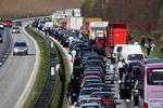 Der er pres på motorvejene i Østjylland. Politikerne vil bygge flere motorveje, mens trafikforskere mener, at det er spild af ressourcer. 