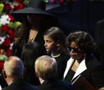 Katherine Jackson ses her sammen med sit barnebarn Paris under en stor mindehøjtidelighed for Michael Jackson. 