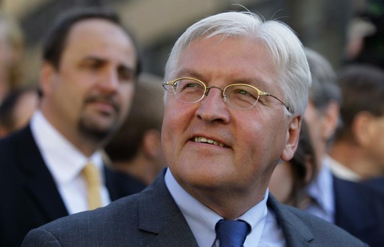 »Min tak går til dem, der utrætteligt arbejdede for at nå frem til denne løsning«, siger Tysklands udenrigsminister, Frank-Walter Steinmeier, efter frigivelsen af et tysk containerskib. 
