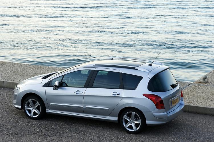 To ting har lokket mange kunder til Peugeot 308 SW: Syv sæder og det store glastag. 