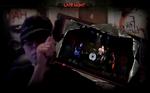 Ved at holde chipsposen op foran computerens webcam flytter soft-punk-bandet Blink182 ind og giver privatkocert i 3D. 