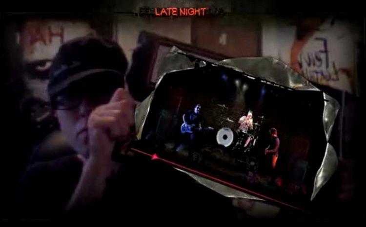 Ved at holde chipsposen op foran computerens webcam flytter soft-punk-bandet Blink182 ind og giver privatkocert i 3D. 