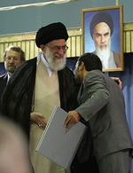 Gårsdagens indsættelslesceremoni for Mahmoud Ahmadinejad blev en kejtet affære. 