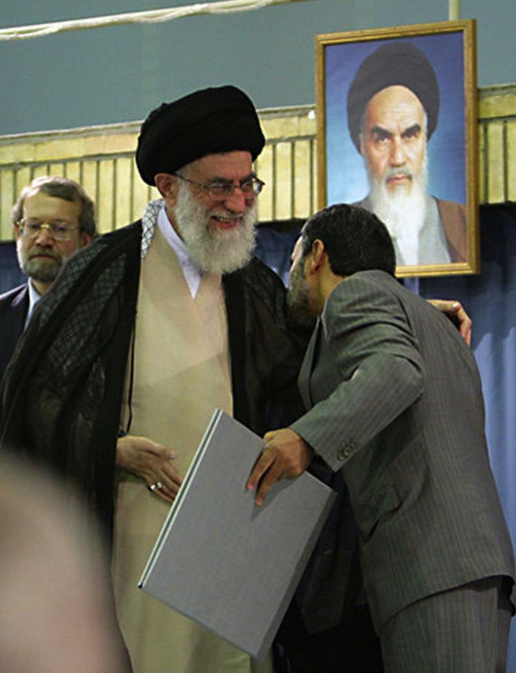 Gårsdagens indsættelslesceremoni for Mahmoud Ahmadinejad blev en kejtet affære. 