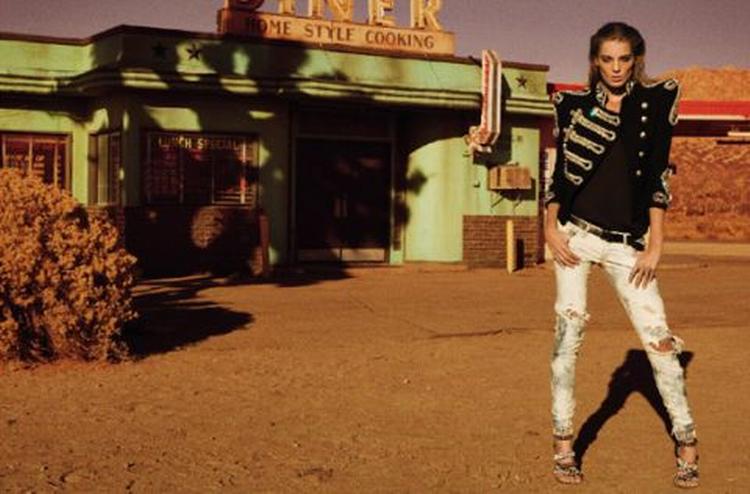 Stramme jeans og store skuldre på den rå måde er vejen til sikker succes under modeugen. Her er det det franske Balmain. 