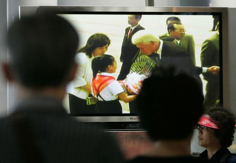 Sydkoreanere følger på tv Bill Clintons ankomst i den nordkoreanske hovedstad. 