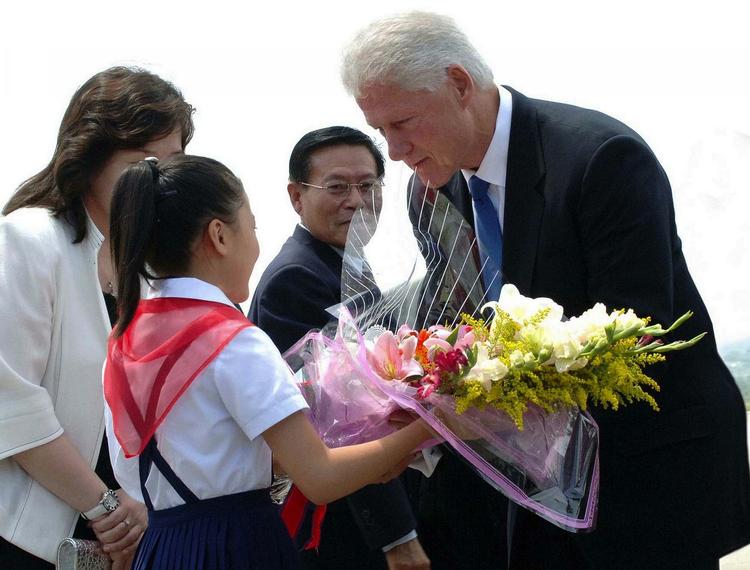 Bill Clinton blev varmt modtaget i lufthavnen i Pyongyang. 