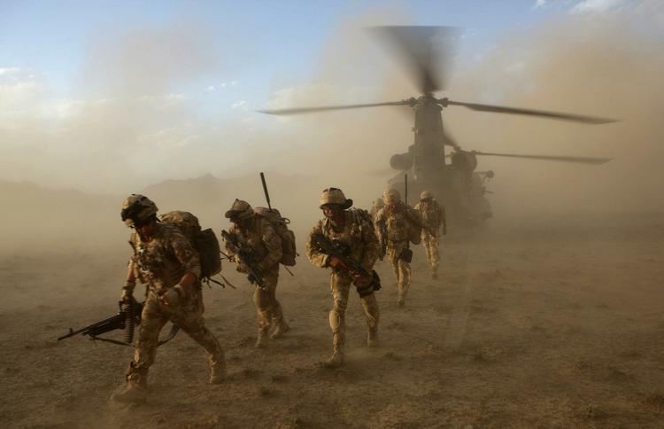Flere hundrede britiske soldater blev landsat fra helikoptere tæt på den danske hovedlejr i Helmand i en af de største luftbårne operationer nogensinde i Afghanistan. (Arkivfoto) 
