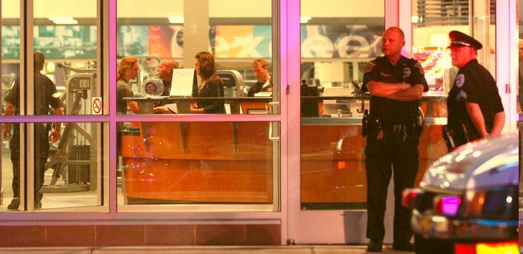 Betjente står vagt foran fitnesscenteret i byen Bridgeville i USA. 