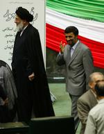 Mahmoud Ahmadinejad blev onsdag morgen taget i ed som Irans præsident. Politi og medlemmer af den islamiske milits Basij er mødt tilstærkt op foran parlamentet, hvor hundredevis af demonstranter har forsamlet sig. 