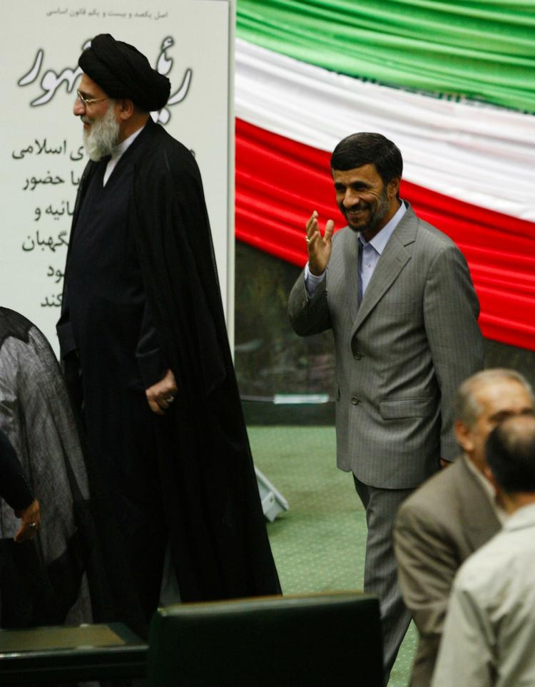 Mahmoud Ahmadinejad blev onsdag morgen taget i ed som Irans præsident. Politi og medlemmer af den islamiske milits Basij er mødt tilstærkt op foran parlamentet, hvor hundredevis af demonstranter har forsamlet sig. 