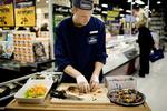 Nupper du en smagsprøve eller to fra standen i supermarkedet, får det  betydning for dine indkøbsvaner fremover, viser amerikansk forskning. Arkivfoto. 