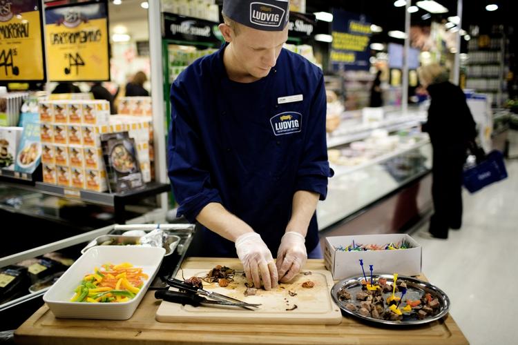 Nupper du en smagsprøve eller to fra standen i supermarkedet, får det  betydning for dine indkøbsvaner fremover, viser amerikansk forskning. Arkivfoto. 