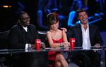 Paula Abdul omgivet af med-dommerne Randy Jackson (tv) og showets helt store stjerne, Simon Cowell (th). Cowells kontrakt udløber næste år, og briten har på det seneste sagt flere gange, at showet keder ham. 