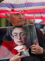 Den russiske journalist Anna Politkovskaya blev koldblodigt myrdet i 2006. I februar blev tre mænd frikendt, men i dag startede retssagen på ny, efter at Højesteret har omstødt den afgørelse. 