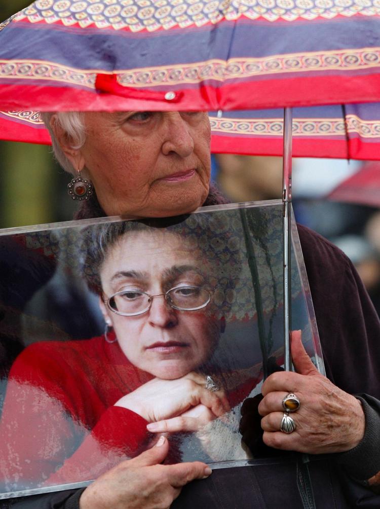 Den russiske journalist Anna Politkovskaya blev koldblodigt myrdet i 2006. I februar blev tre mænd frikendt, men i dag startede retssagen på ny, efter at Højesteret har omstødt den afgørelse. 