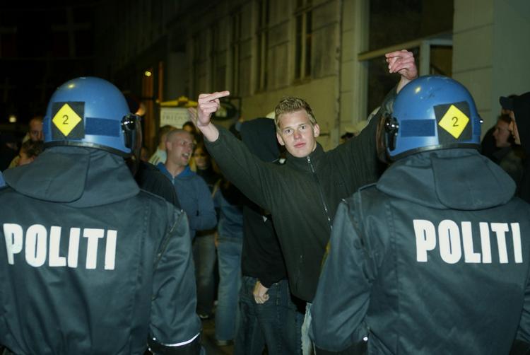 Det duer ikke, at politibetjente har lyst til at komme i klammeri med fodboldfans, mener fan-formand. (Arkivfoto) 
