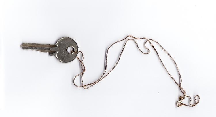 Der er 300 nøgler til udstillingen Keys i omløb. Der er kun indgang med nøglen, og man skal give nøglen videre er at have besøgt udstillingen. 